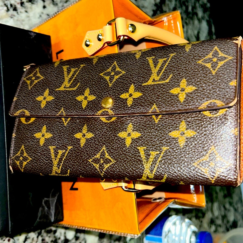 Authentic Louis Vuitton Sarah Monogram Wallet. I tried to take the date stamp.